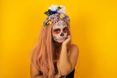 Hüzünlü, üzgün, üzgün, cadılar bayramı makyajlı, üzgün bakışları olan üzgün, üzgün, üzgün, üzgün ve üzgün bir kadın.