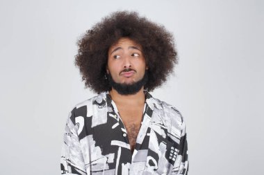 Hoş görünümlü yakışıklı bir adam, düşünceli bir şekilde kenara bakıyor, üniversiteden sonra eylemler planlıyor, ne yapacağını hayal ediyor. Zeki adam yeni projesini düşünüyor. Boşluğu griye kopyala.