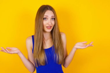 Ne olmuş yani? Kibirli, rahatsız edilmemiş, yakışıklı, modern stil sahibi bir kadının portresi. Omuz silkmiş, umursamaz, gülümseyen, nefes nefese kalmış, bariz bir şey söylüyor..