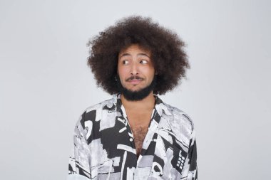 Erkek portresi dişlerini sıkar ve kafasını karıştırır. Hatasını fark eder. Reklam ve promosyon için fotokopi alanına karşı poz verir..