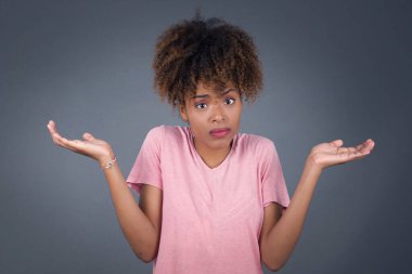 Şaşırmış ve cahil genç, afro-amerikalı, kolları açık, omuzlarını silkip: 