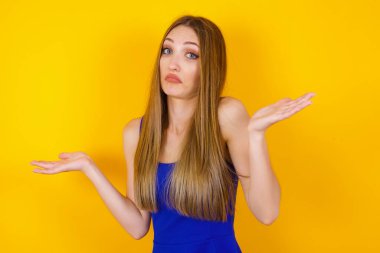 Güzel bir kadın ifadeden şüphe eder, kafa karıştırır ve merak eder, belirsiz bir gelecek omuz silker, ayakta durur. 