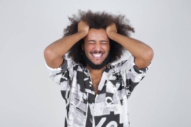 Öfkeli adam şakaklara dokunur, baş ağrısı hisseder, gözleri acıyla kapar, sağlıklı bir uykuya ihtiyaç duyar, aşırı çalışma, yorgunluk ve yorgunluk, gri arka planda soyutlanma.