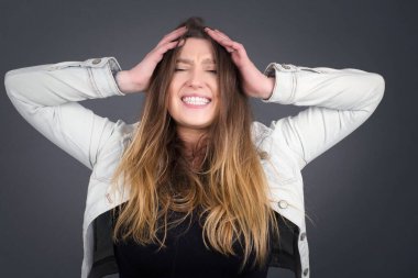 Şok olmuş beyaz kız şık giyinmiş kafasında el ele tutuşmuş ve umutsuzluk ve hüsran içinde çığlık atıyordu. Uçağa geç kalıyordu, gözleri dehşet içindeydi, ağzı açıktı.