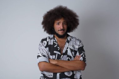 Tarz sahibi genç Avrupalı bir adamın yalnız portresi. Ağzını ısırıyor. Endişeli ve korkmuş görünüyor..