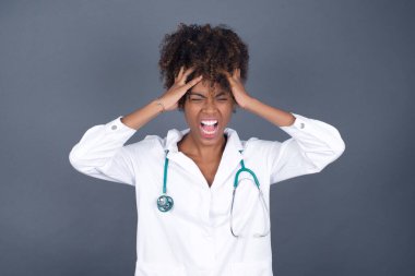 Paniğe kapılmış Afrikalı Amerikalı doktor kadın el ele tutuşup umutsuzluk ve hüsran içinde çığlık atıyordu. Uçağa geç kalıyordu. Gözleri dehşet içindeydi..