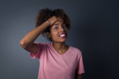 Tüh, ne yaptım ben? Genç ve güzel Afro-Amerikan kadın korkmuş ve pişmanlık dolu bir ifadeyle alnından el ele tutuşuyor. Açık havada günlük giysiler giyerek..