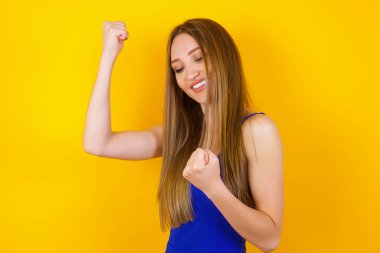 Güzel bir kadın. Mutlu ve heyecanlı. Kazanan bir jest. Başarılı ve zaferi kutlayan, muzaffer.