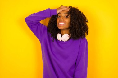 Afrikalı Amerikalı kadın kafasına vuruyor ve önemli bir şey unutmuş gibi görünüyor. Duygular ve jestler konsepti