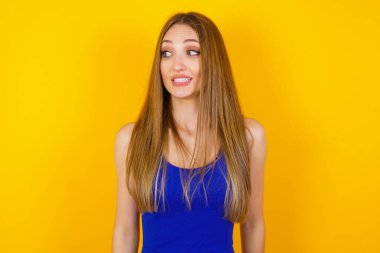 Tüh! Kadın portresi dişlerini sıkar ve kafasını karıştırır. Hatasını fark eder. Reklamınız veya promosyon geçmişiniz için fotokopi alanına karşı poz verir..