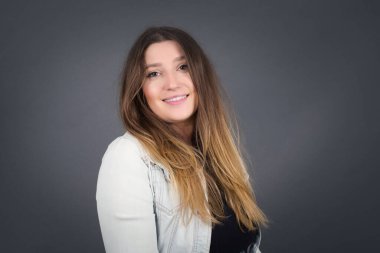 İnsanlar, yaşam tarzı, gençlik ve mutluluk kavramı. Utangaç, güzel bir kız. Sevdiği çocuk onu dışarı davet ettikten sonra mutlu oluyor..