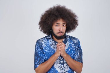 Üzgün, hoş bir adam evde yalnız başına vakit geçirirken üzgün hissediyor. Yakışıklı, genç, sarışın erkek. Mutsuz ve üzgün bir şekilde kameraya bakıyor. Kapalı alanda duruyor..