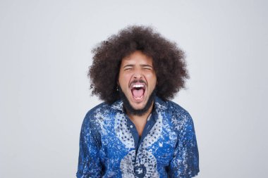 Stresli hippi adam panik içinde bağırır, dehşet içinde gözlerini kapatır, ellerini başının üstünde tutar, en iyi arkadaşı hakkında dehşet verici haberler ya da felaketler öğrenir, buna inanamıyorum. İnsanlar, stres, sıkıntı