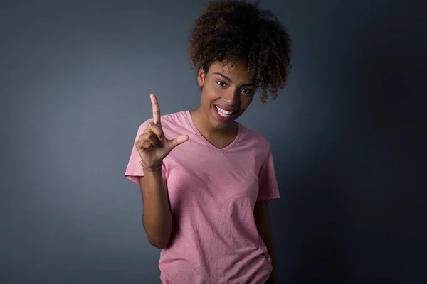 Primer Plano Retrato Aspecto Agradable Mujer Afroamericana Modelo Tiene Expresión —  Fotos de Stock