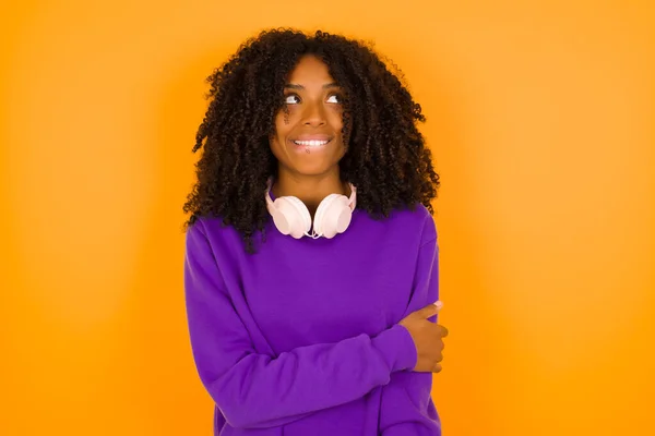 Tímido Jovem Bela Mulher Afro Americana Vestindo Camisola Malha Roxa — Fotografia de Stock