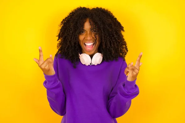 Mulher Afro Americana Com Gestos Chifres Boca Aberta Conceito Emoções — Fotografia de Stock