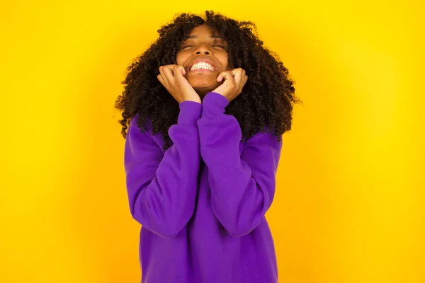 アフリカ系アメリカ人女性は黄色の背景にとても興奮しています 感情やジェスチャーの概念 — ストック写真