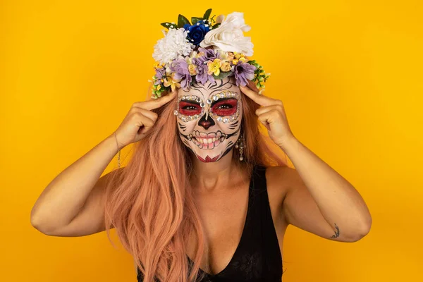 Bella Donna Con Trucco Halloween Concentrandosi Duramente Idea Con Uno — Foto Stock