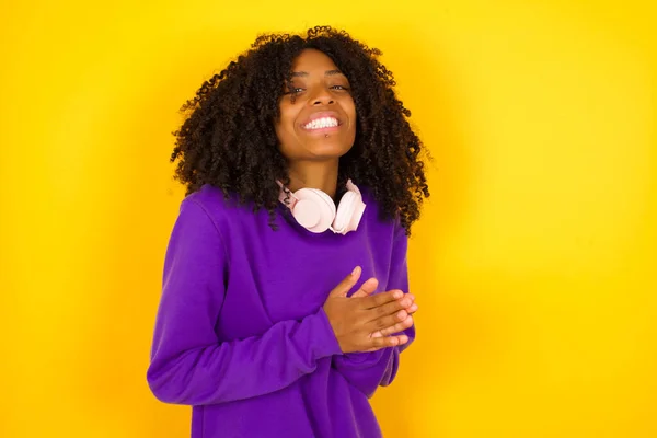 Jovem Bela Mulher Afro Americana Vestindo Camisola Malha Roxa Sorrindo — Fotografia de Stock