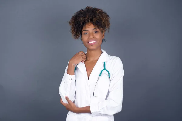 Image Cheerful African American Doctor Woman Standing Gray Wall Hand — Stock Photo, Image