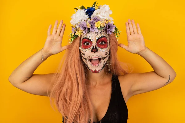 Portrét Krásné Krásné Ženy Halloween Make Vypadá Nadšením Kameru Drží — Stock fotografie