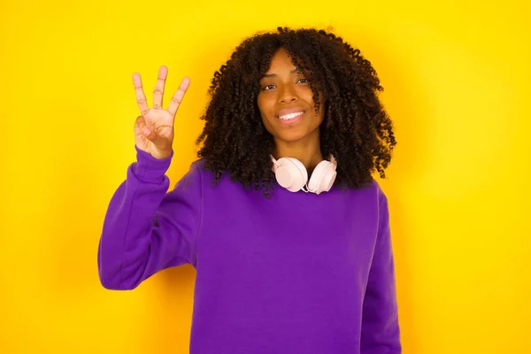 Mujer Afroamericana Muestra Tres Dedos Sobre Fondo Amarillo Concepto Emociones —  Fotos de Stock