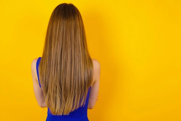 Visão Traseira Uma Menina Com Cabelos Longos Lisos Brilhantes Contra — Fotografia de Stock