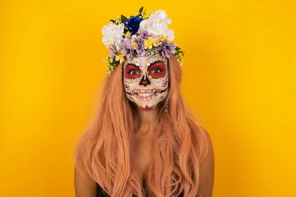 Junge Schöne Frau Mit Halloween Make Mit Breitem Weißen Lächeln — Stockfoto