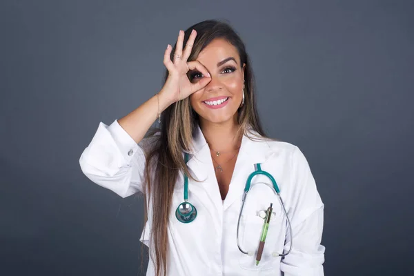 Hermosa Mujer Doctora Joven Con Cara Feliz Sonriendo Haciendo Signo —  Fotos de Stock