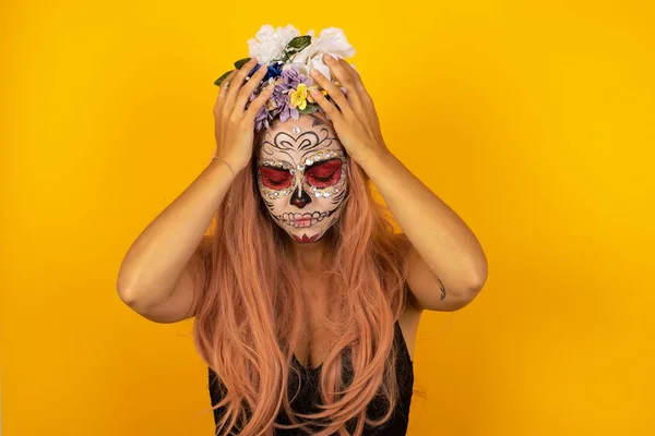 Junge Schöne Frau Mit Halloween Make Hält Ihren Kopf Über — Stockfoto