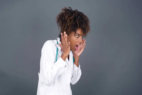 Portrait Young African American Doctor Woman Shocked Facial Expression Holding — Stock Photo, Image