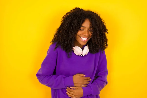 Joven Hermosa Mujer Afroamericana Con Suéter Punto Púrpura Sobre Fondo —  Fotos de Stock