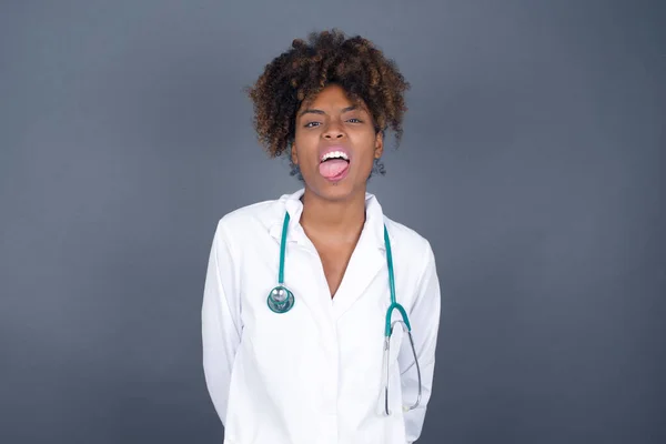 Hermosa Mujer Médica Afroamericana Con Cara Feliz Divertida Sonriendo Mostrando —  Fotos de Stock