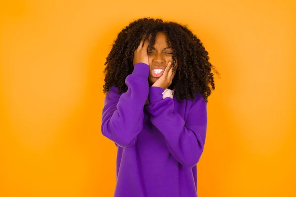 Mujer Afroamericana Sostiene Cabeza Las Manos Parece Que Está Sufriendo —  Fotos de Stock