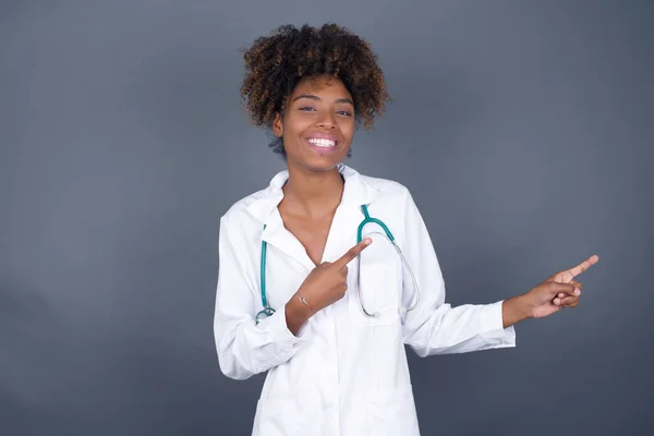 Concepto Publicidad Doctora Afro Americana Positiva Con Sonrisa Radiante Sobre — Foto de Stock