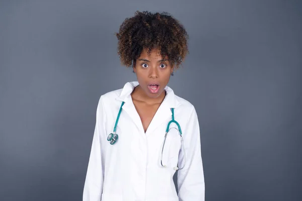 Expresiones Faciales Sorprendido Mujer Médica Afroamericana Estupefacta Vistiendo Uniforme Médico —  Fotos de Stock