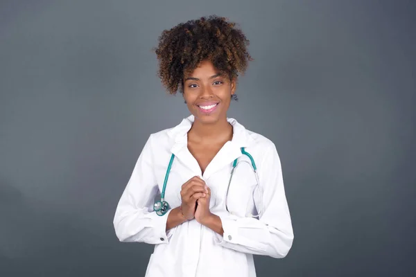 Vaya Médico Afroamericano Con Uniforme Médico Aislado Fondo Gris Del — Foto de Stock