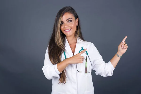 Conceito Publicidade Positiva Bonita Mulher Médica Caucasiana Com Sorriso Radiante — Fotografia de Stock