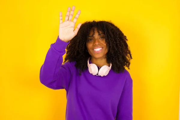 Afro Amerikaanse Vrouw Gele Achtergrond Zwaait Met Haar Hand Gebaar — Stockfoto