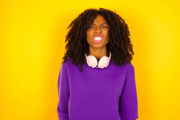非裔美国女性怒气冲冲地咧嘴笑在黄色的背景上 情感和手势概念 — 图库照片