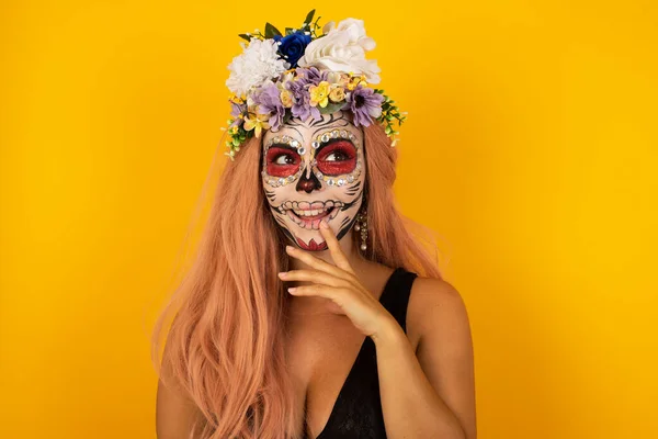 Mujer Soñadora Con Maquillaje Halloween Con Expresión Reflexiva Mira Cámara — Foto de Stock