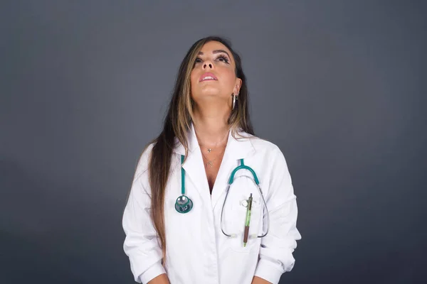 Retrato Misterioso Encantador Médico Mulher Com Cabelos Lisos Olhando Para — Fotografia de Stock