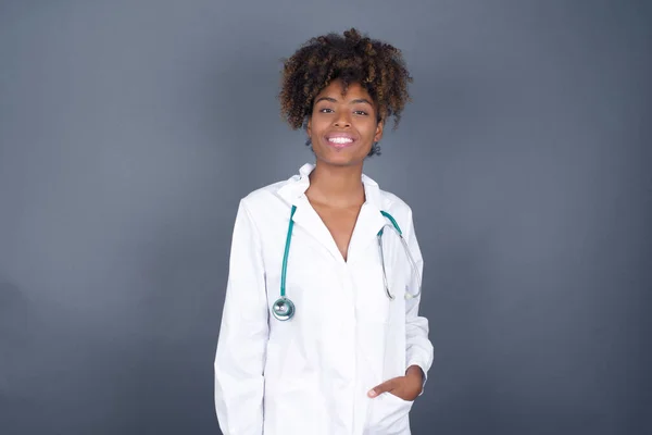 Studio Shot Van Afro Amerikaanse Arts Vrouw Medisch Uniform Houdt — Stockfoto