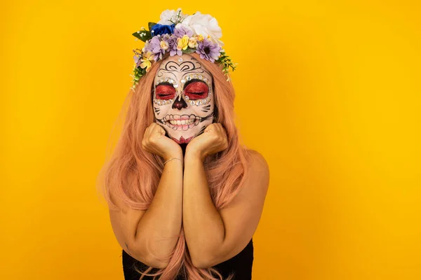 Retrato Mujer Joven Con Maquillaje Halloween Siendo Abrumado Con Emociones —  Fotos de Stock