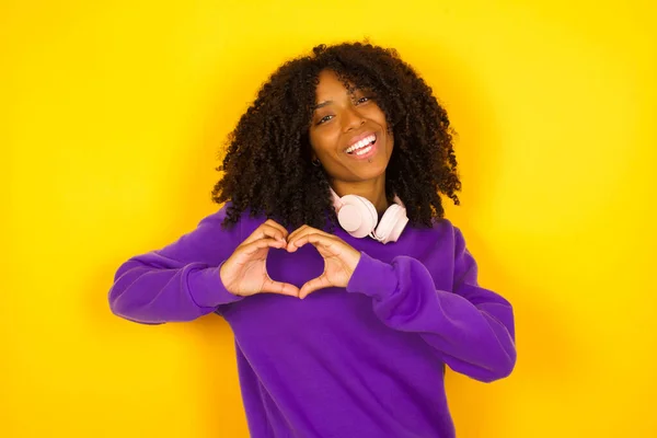 Afrikansk Amerikansk Kvinna Gör Hjärttecken Med Händerna Gul Bakgrund Känslor — Stockfoto