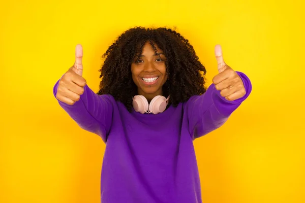 Afro Amerikaanse Vrouw Met Duimen Omhoog Emoties Gebaren — Stockfoto