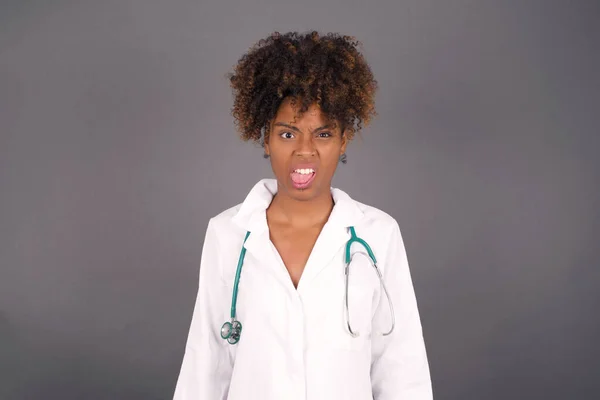 Lenguaje Corporal Disgustado Estresado Médico Afroamericano Mujer Vistiendo Uniforme Médico —  Fotos de Stock