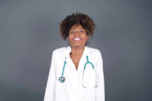 Donna Medico Afroamericano Indossa Uniforme Medica Avendo Ampio Sorriso Bianco — Foto Stock