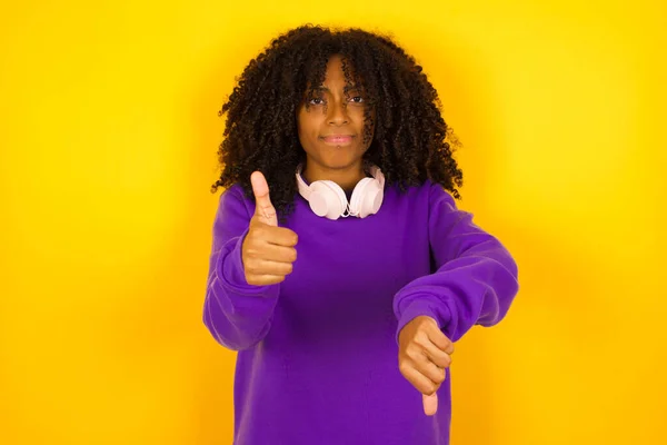 Afro Amerikaanse Vrouw Vertoont Goede Slechte Tekenen Emoties Gebaren — Stockfoto