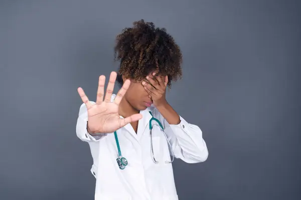 Menschen Körpersprache Die Afrikanisch Amerikanische Ärztin Bedeckt Die Augen Mit — Stockfoto